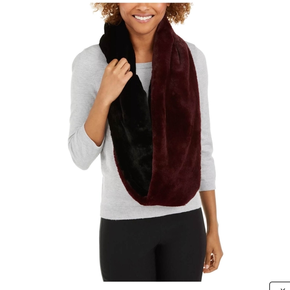 Calvin Klein
Two Tone Faux Fur Infinity Scarf - Picture 1 of 2